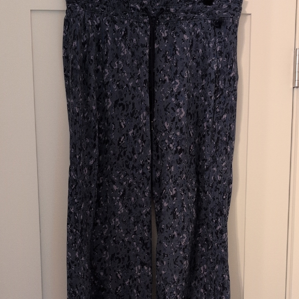 Athleta Blue and Gray Patterned 3/4 Length Pants